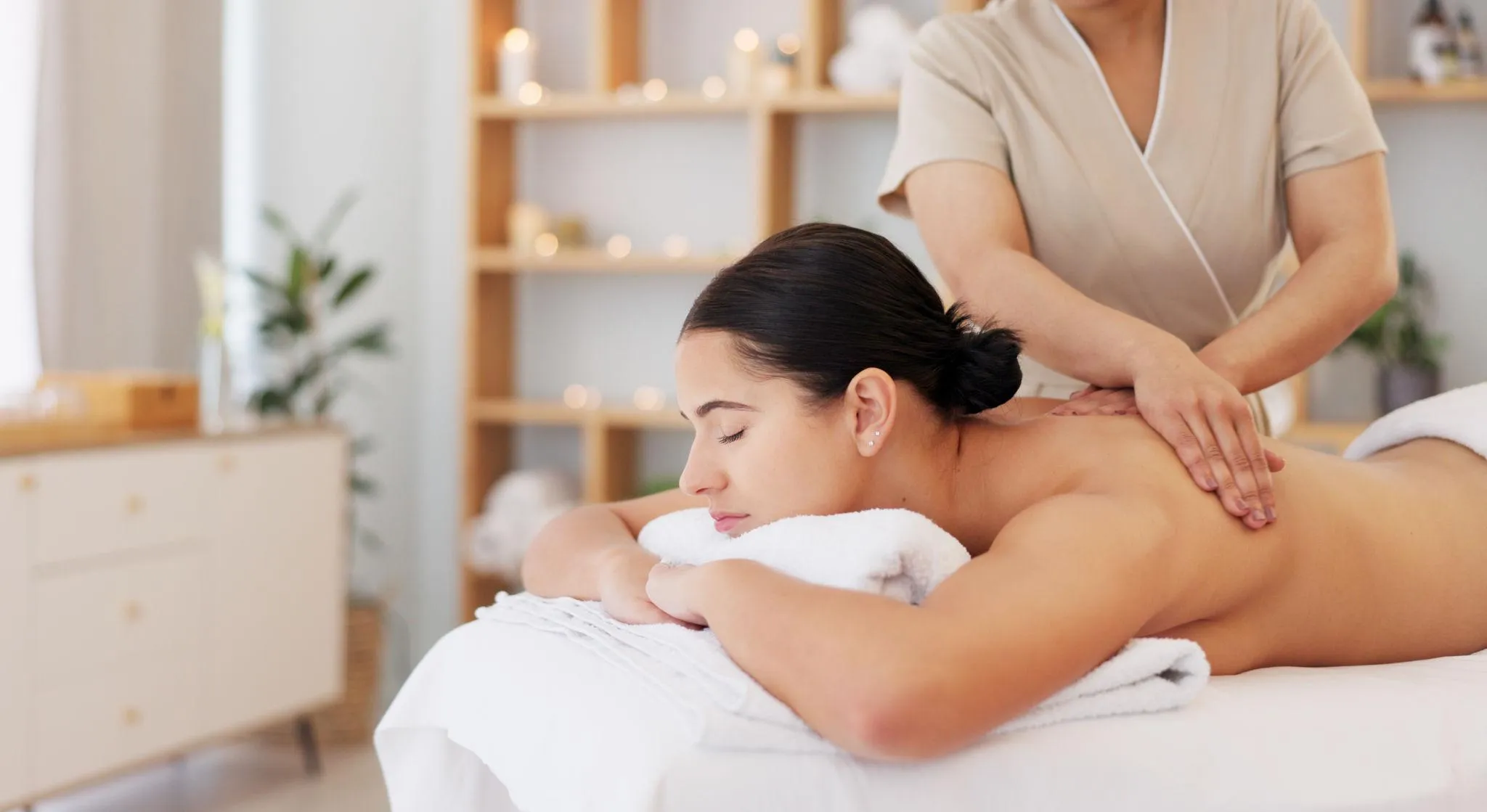 RoyalwellnessBD এর ফুল বডি ম্যাসাজ সার্ভিসে স্ট্রেস রিলিফ, মাংসপেশির ব্যথা কমানো ও মানসিক প্রশান্তির দৃশ্য, নরম আলো ও প্রফেশনাল স্পা সেটআপ।